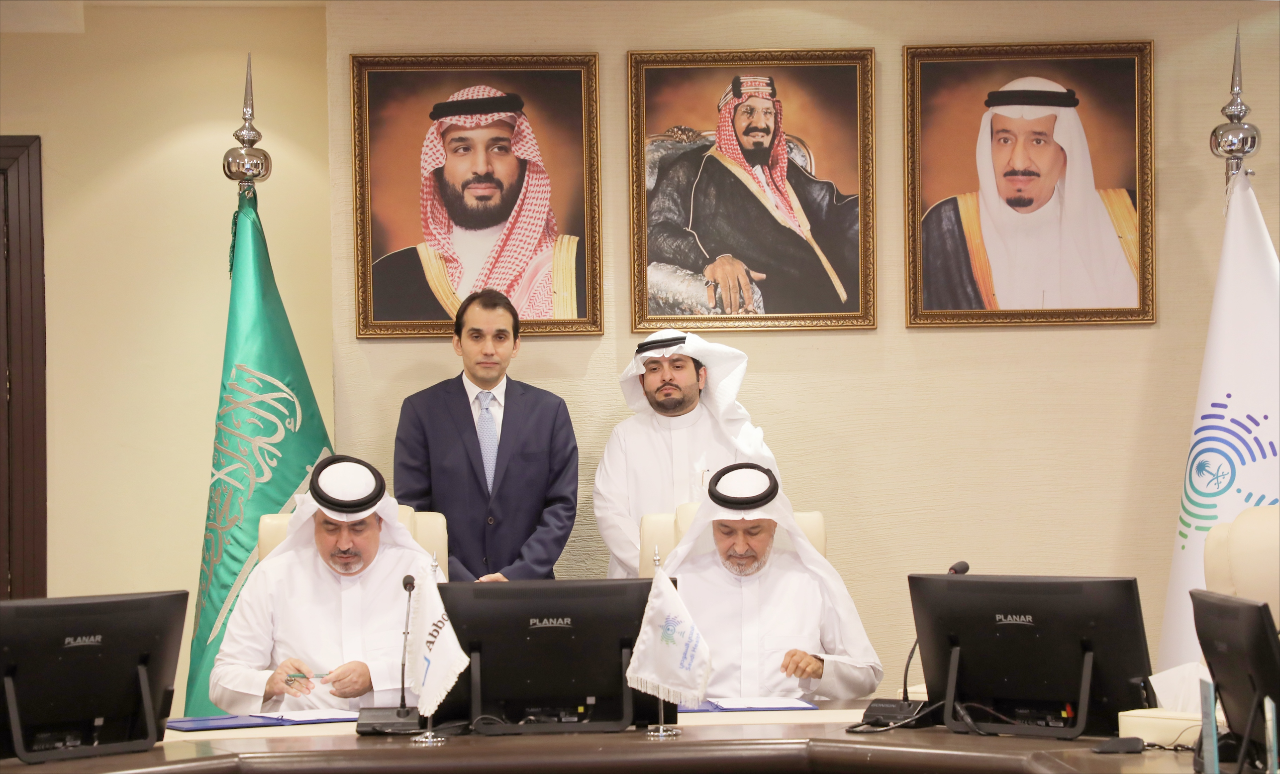A glimpse of the Saudi Health Council signing a Memorandum of Understanding with Abbott Saudi Arabia Trading